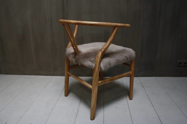 Houten stoel met geitenvacht Grijs Houten stoel met geitenvacht Grijs