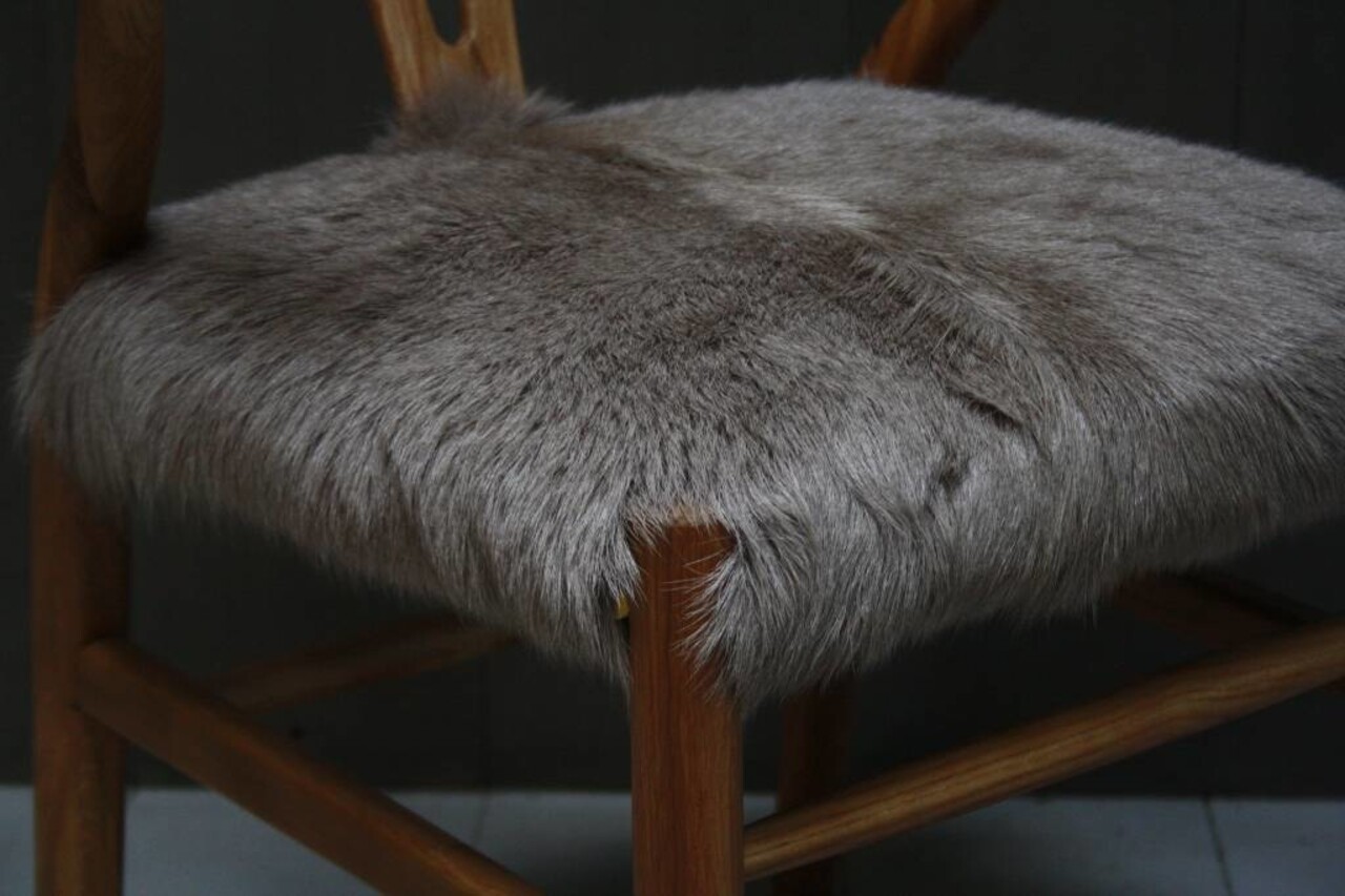 Houten stoel met geitenvacht Grijs Houten stoel met geitenvacht Grijs