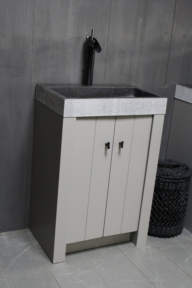 Landelijk badkamermeubel grijs met granieten spoelbak en deurtjes Landelijk badkamermeubel grijs met granieten spoelbak en deurtjes