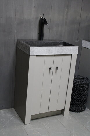 Landelijk badkamermeubel grijs met granieten spoelbak en deurtjes Landelijk badkamermeubel grijs met granieten spoelbak en deurtjes
