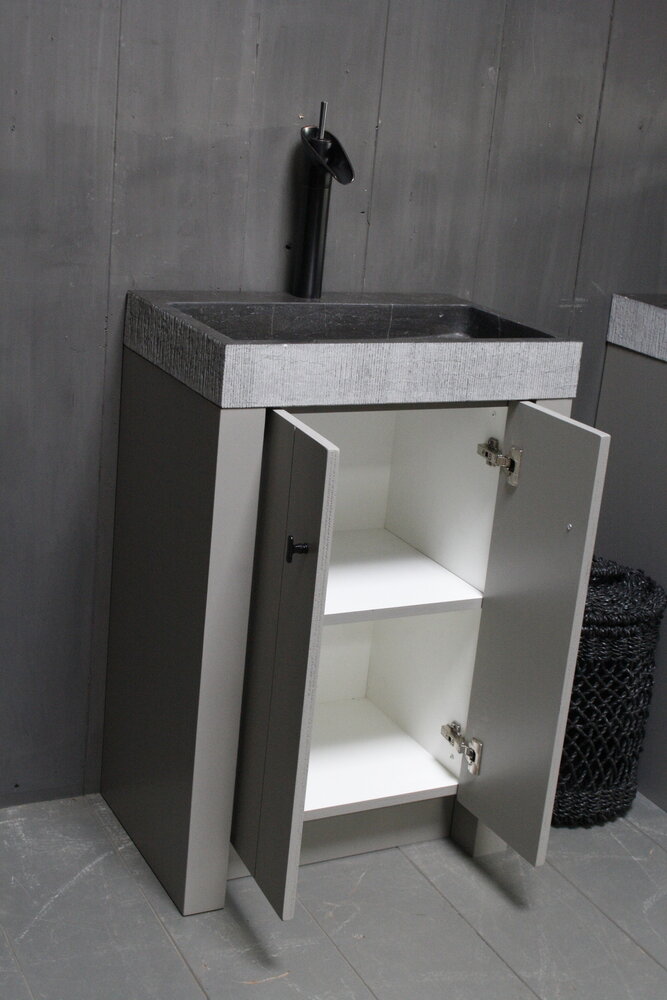 Landelijk badkamermeubel grijs met granieten spoelbak en deurtjes Landelijk badkamermeubel grijs met granieten spoelbak en deurtjes