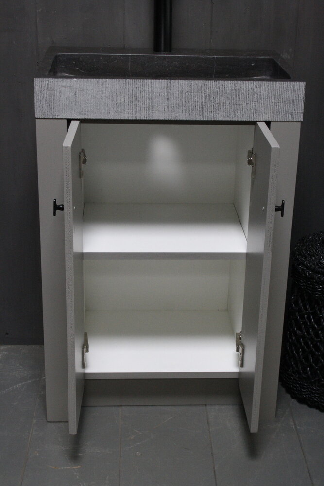 Landelijk badkamermeubel grijs met granieten spoelbak en deurtjes Landelijk badkamermeubel grijs met granieten spoelbak en deurtjes