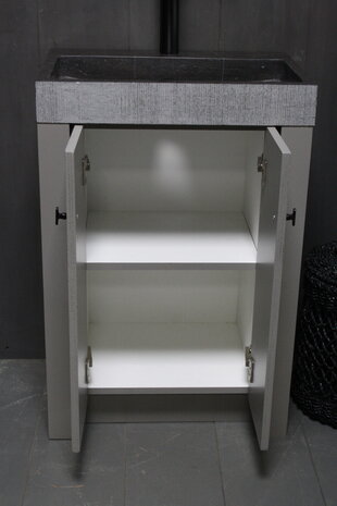 Landelijk badkamermeubel grijs met granieten spoelbak en deurtjes Landelijk badkamermeubel grijs met granieten spoelbak en deurtjes