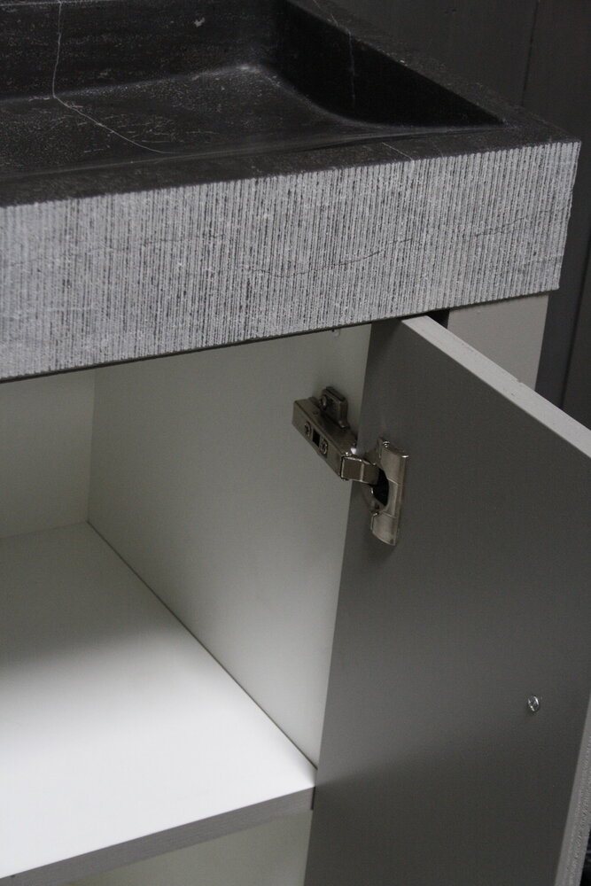 Landelijk badkamermeubel grijs met granieten spoelbak en deurtjes Landelijk badkamermeubel grijs met granieten spoelbak en deurtjes