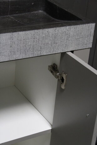 Landelijk badkamermeubel grijs met granieten spoelbak en deurtjes Landelijk badkamermeubel grijs met granieten spoelbak en deurtjes