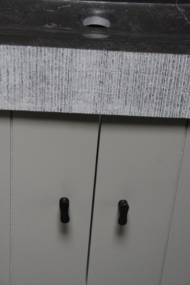 Landelijk badkamermeubel grijs met granieten spoelbak en deurtjes Landelijk badkamermeubel grijs met granieten spoelbak en deurtjes