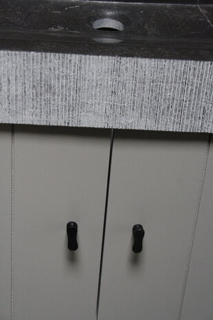 Landelijk badkamermeubel grijs met granieten spoelbak en deurtjes Landelijk badkamermeubel grijs met granieten spoelbak en deurtjes