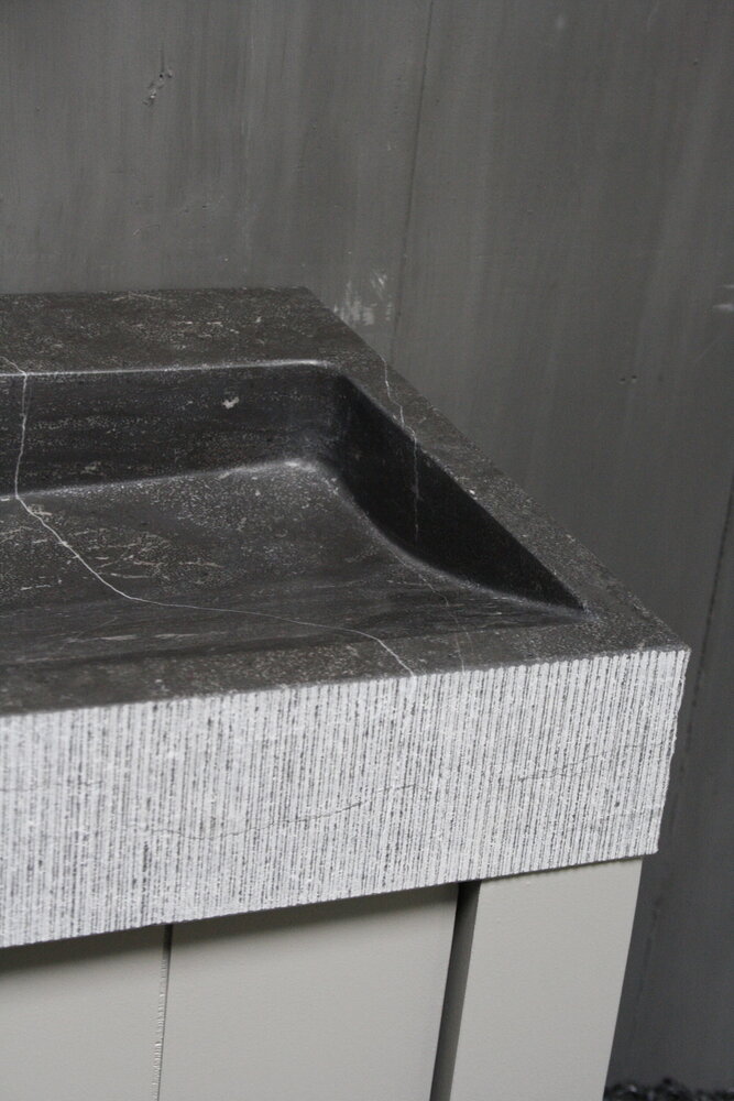 Landelijk badkamermeubel grijs met granieten spoelbak en deurtjes Landelijk badkamermeubel grijs met granieten spoelbak en deurtjes