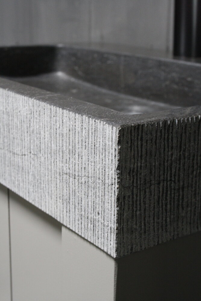 Landelijk badkamermeubel grijs met granieten spoelbak en deurtjes Landelijk badkamermeubel grijs met granieten spoelbak en deurtjes