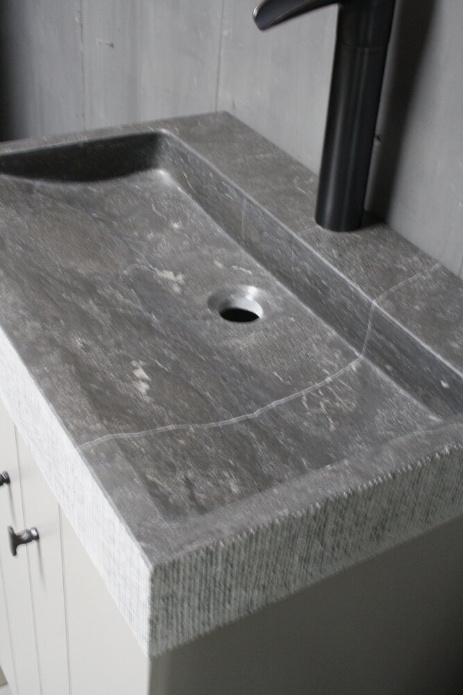 Landelijk badkamermeubel grijs met granieten spoelbak en deurtjes Landelijk badkamermeubel grijs met granieten spoelbak en deurtjes