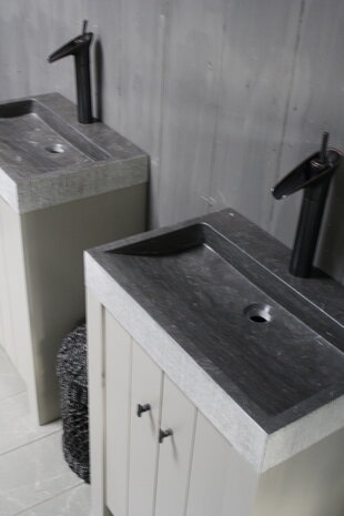 Landelijk badkamermeubel grijs met granieten spoelbak en deurtjes Landelijk badkamermeubel grijs met granieten spoelbak en deurtjes