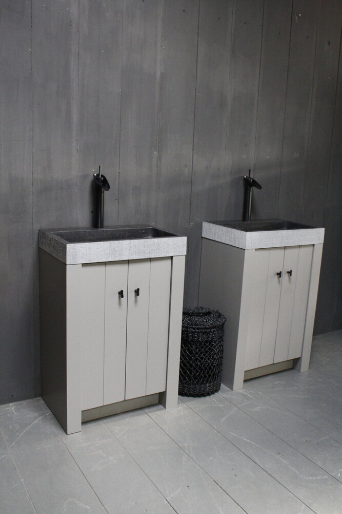 Landelijk badkamermeubel grijs met granieten spoelbak en deurtjes Landelijk badkamermeubel grijs met granieten spoelbak en deurtjes