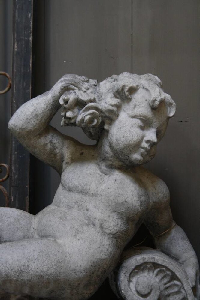 Aura Peeperkorn Cherubijn beton 77 x 56 x 31 cm Aura Peeperkorn Cherubijn beton 77 x 56 x 31 cm