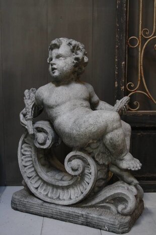 Aura Peeperkorn Cherubijn beton 77 x 56 x 31 cm Aura Peeperkorn Cherubijn beton 77 x 56 x 31 cm