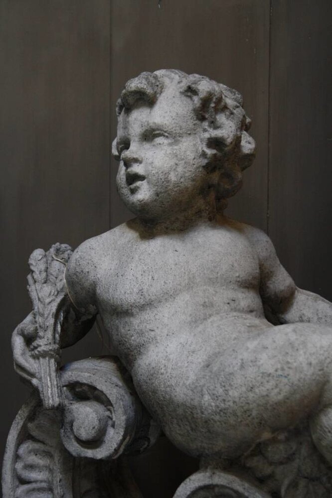 Aura Peeperkorn Cherubijn beton 77 x 56 x 31 cm Aura Peeperkorn Cherubijn beton 77 x 56 x 31 cm