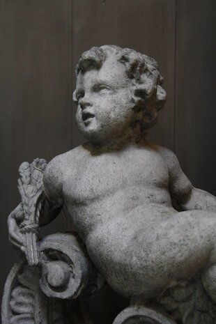Aura Peeperkorn Cherubijn beton 77 x 56 x 31 cm Aura Peeperkorn Cherubijn beton 77 x 56 x 31 cm