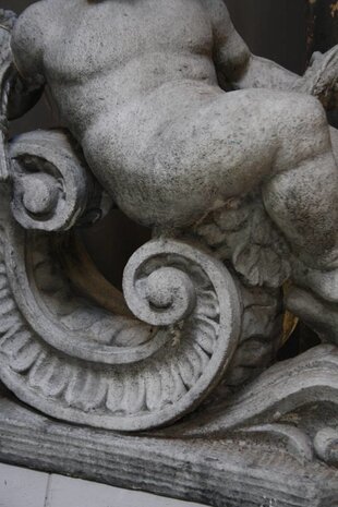 Aura Peeperkorn Cherubijn beton 77 x 56 x 31 cm Aura Peeperkorn Cherubijn beton 77 x 56 x 31 cm