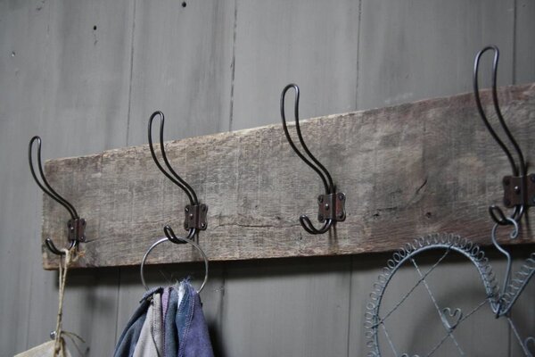 Rene Houtman Brocante oud eikenhouten kapstok met 4 haken 96 cm Rene Houtman Brocante oud eikenhouten kapstok met 4 haken 96 cm