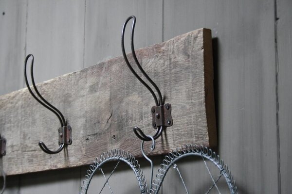 Rene Houtman Brocante oud eikenhouten kapstok met 4 haken 96 cm Rene Houtman Brocante oud eikenhouten kapstok met 4 haken 96 cm