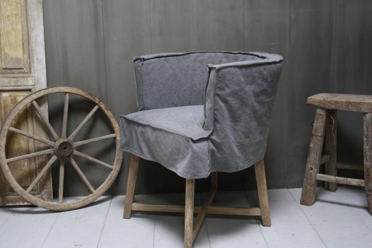 Rene Houtman Woodie (woody) kuipstoel Dark Grey linnen met houten poten Rene Houtman Woodie (woody) kuipstoel Dark Grey linnen met houten poten