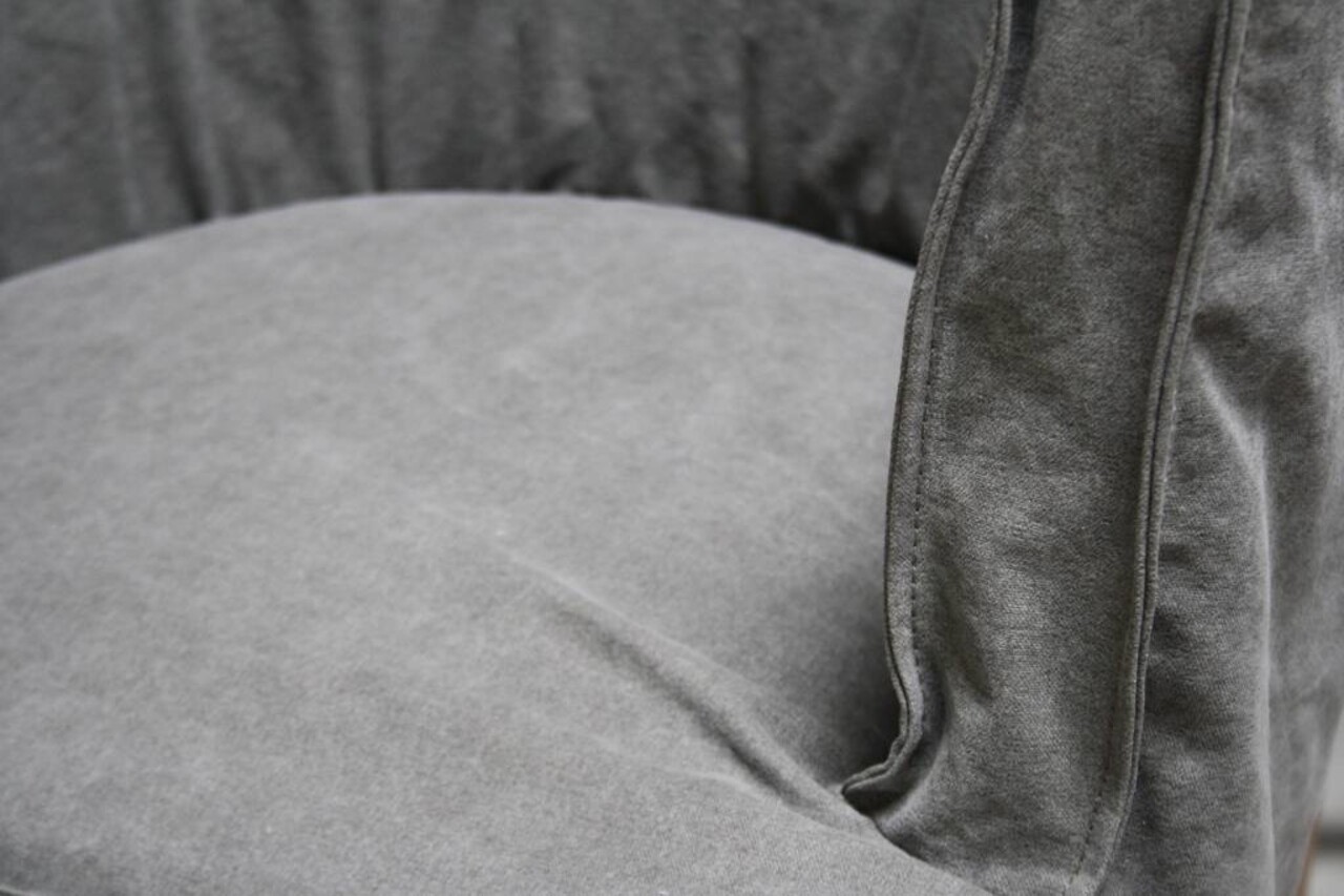 Rene Houtman Woodie (woody) kuipstoel Dark Grey linnen met houten poten Rene Houtman Woodie (woody) kuipstoel Dark Grey linnen met houten poten