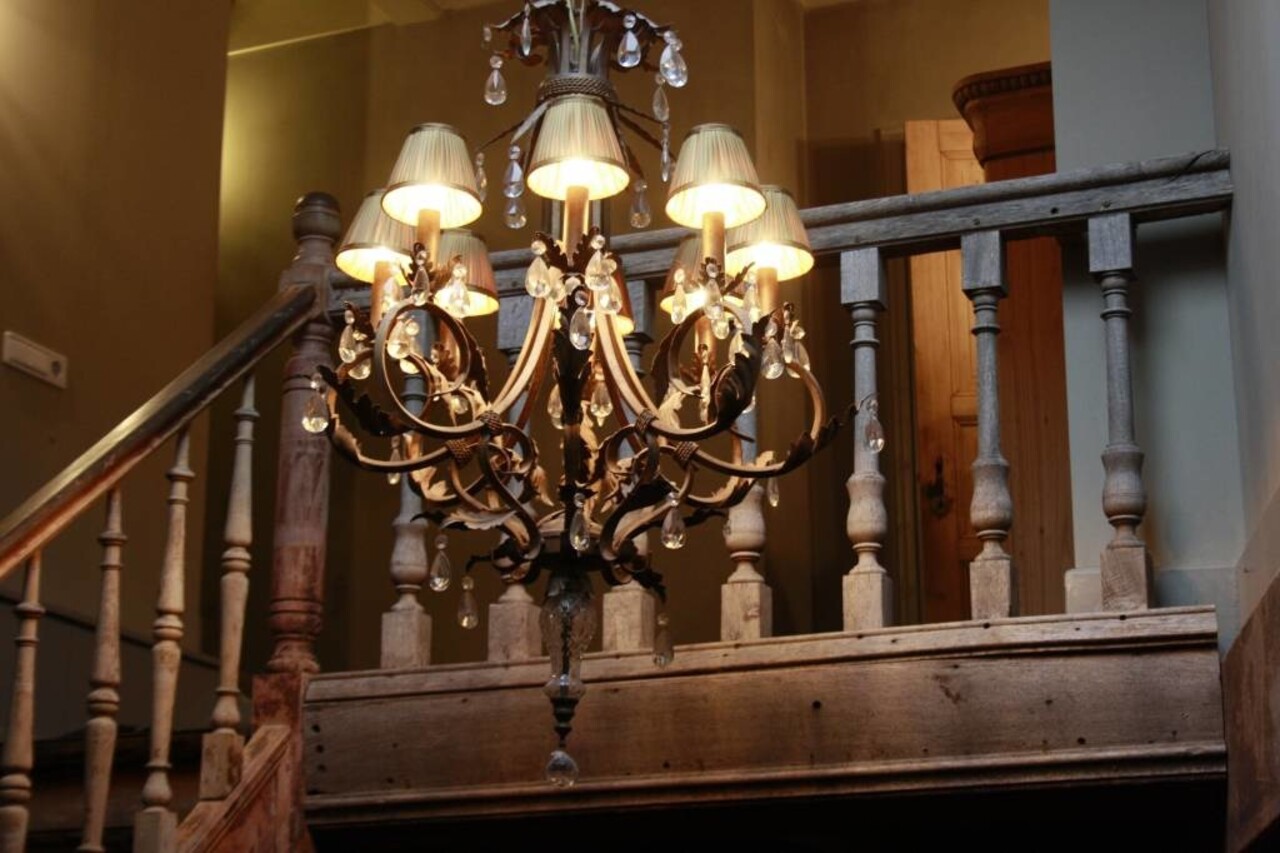 Charlene Kroonluchter ijzer en kristal met organza kapjes Charlene Kroonluchter ijzer en kristal met organza kapjes