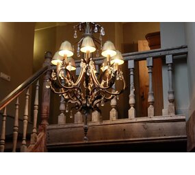 Charlene Kroonluchter ijzer en kristal met organza kapjes Charlene Kroonluchter ijzer en kristal met organza kapjes