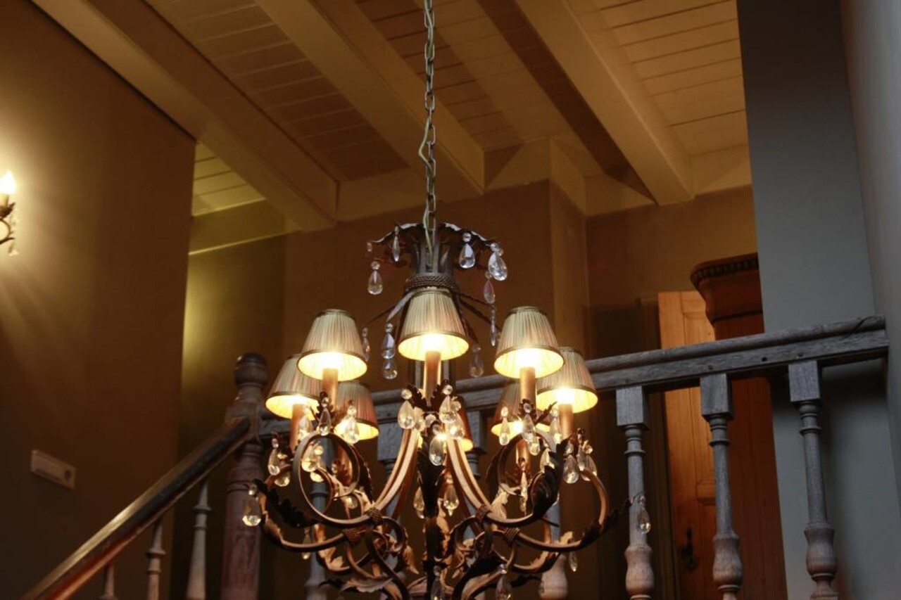 Charlene Kroonluchter ijzer en kristal met organza kapjes Charlene Kroonluchter ijzer en kristal met organza kapjes