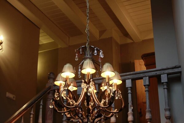 Charlene Kroonluchter ijzer en kristal met organza kapjes Charlene Kroonluchter ijzer en kristal met organza kapjes