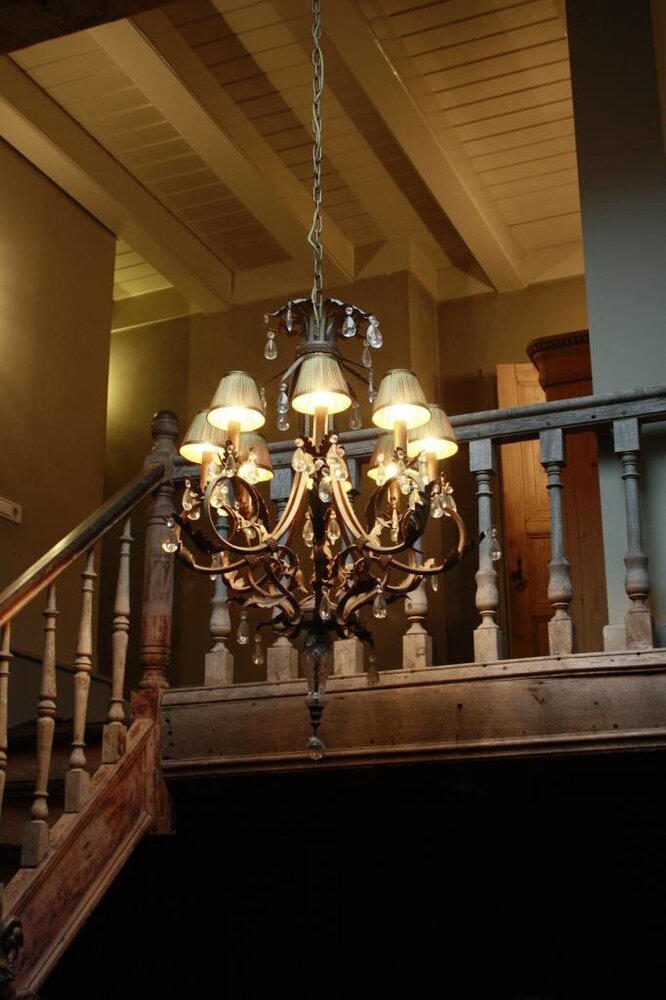 Charlene Kroonluchter ijzer en kristal met organza kapjes Charlene Kroonluchter ijzer en kristal met organza kapjes