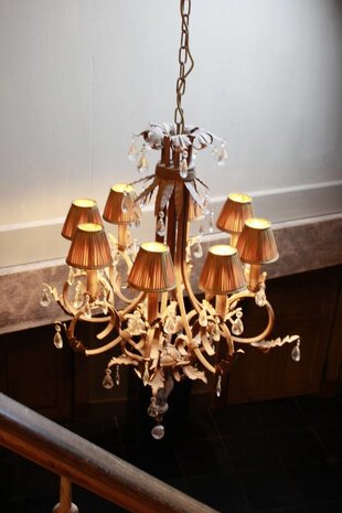 Charlene Kroonluchter ijzer en kristal met organza kapjes Charlene Kroonluchter ijzer en kristal met organza kapjes