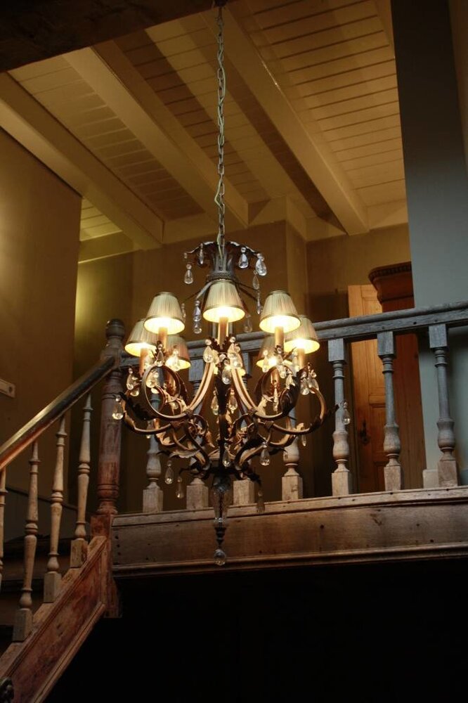 Charlene Kroonluchter ijzer en kristal met organza kapjes Charlene Kroonluchter ijzer en kristal met organza kapjes