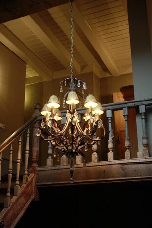 Charlene Kroonluchter ijzer en kristal met organza kapjes Charlene Kroonluchter ijzer en kristal met organza kapjes