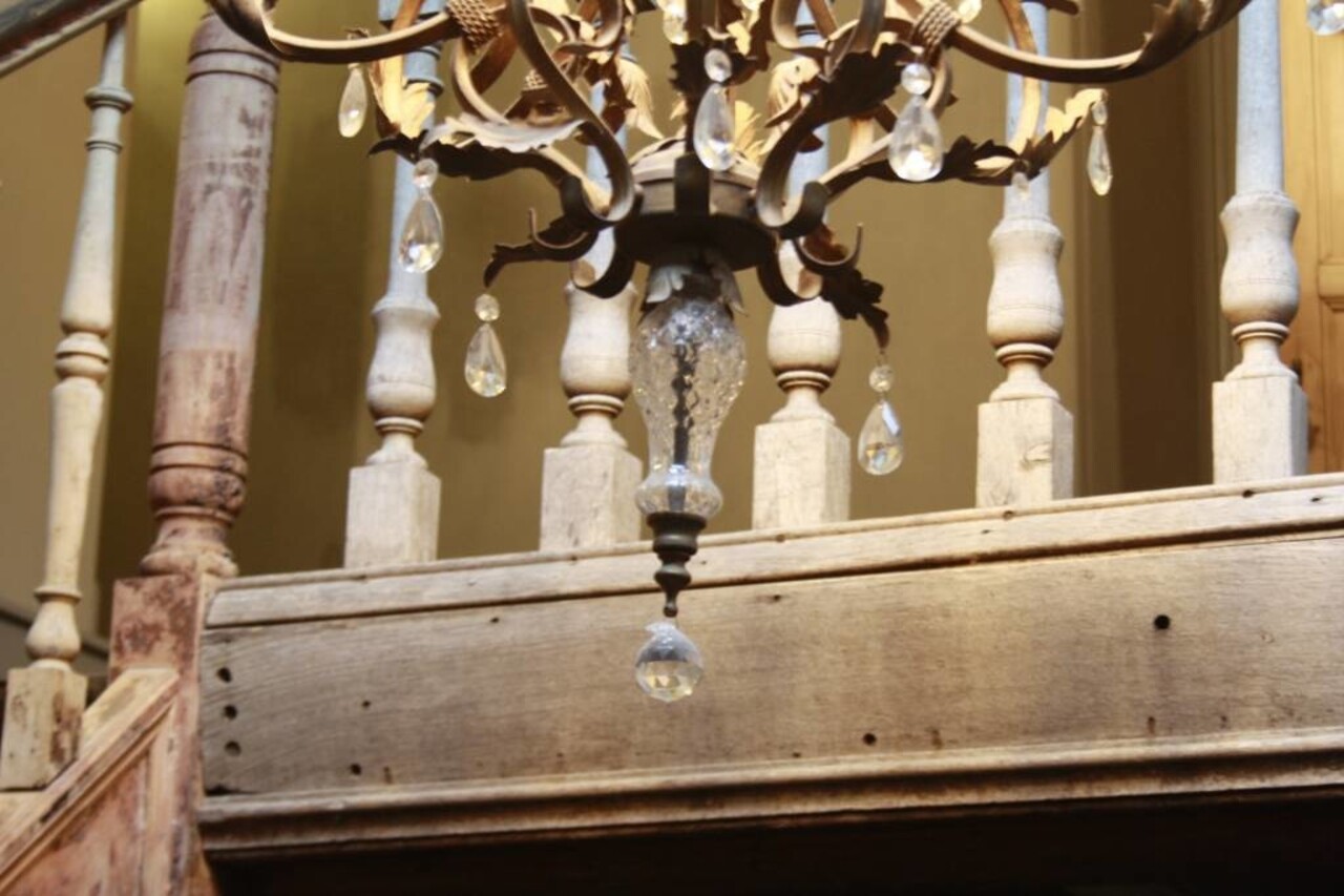 Charlene Kroonluchter ijzer en kristal met organza kapjes Charlene Kroonluchter ijzer en kristal met organza kapjes