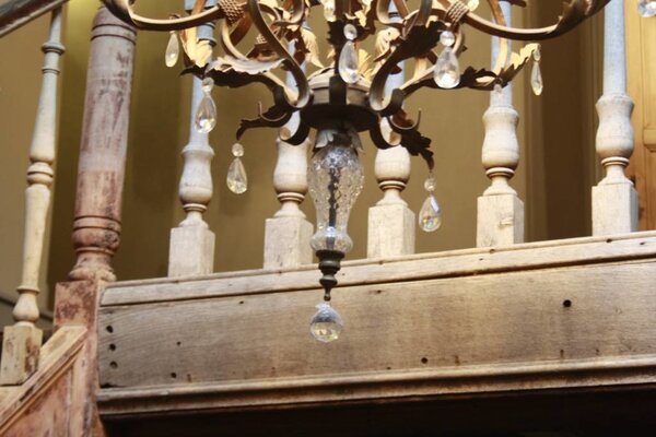 Charlene Kroonluchter ijzer en kristal met organza kapjes Charlene Kroonluchter ijzer en kristal met organza kapjes