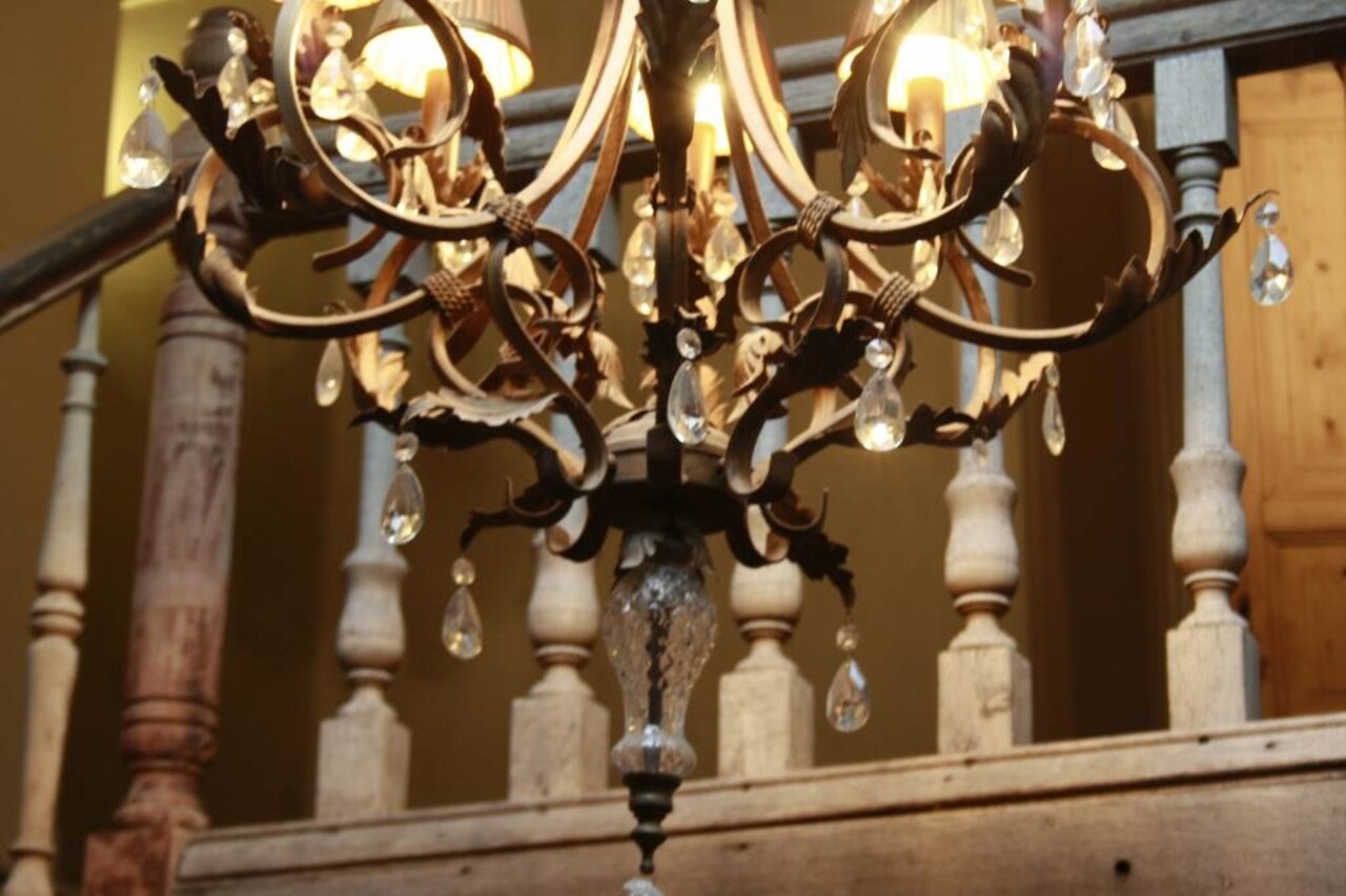 Charlene Kroonluchter ijzer en kristal met organza kapjes Charlene Kroonluchter ijzer en kristal met organza kapjes