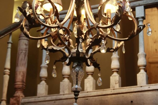 Charlene Kroonluchter ijzer en kristal met organza kapjes Charlene Kroonluchter ijzer en kristal met organza kapjes