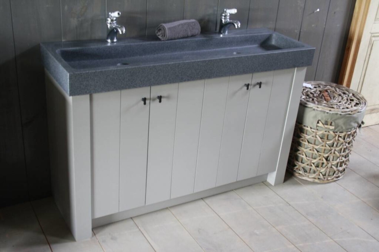 Landelijk badkamermeubel Dieke grijs met dubbele spoelbak graniet 140 cm Landelijk badkamermeubel Dieke grijs met dubbele spoelbak graniet 140 cm
