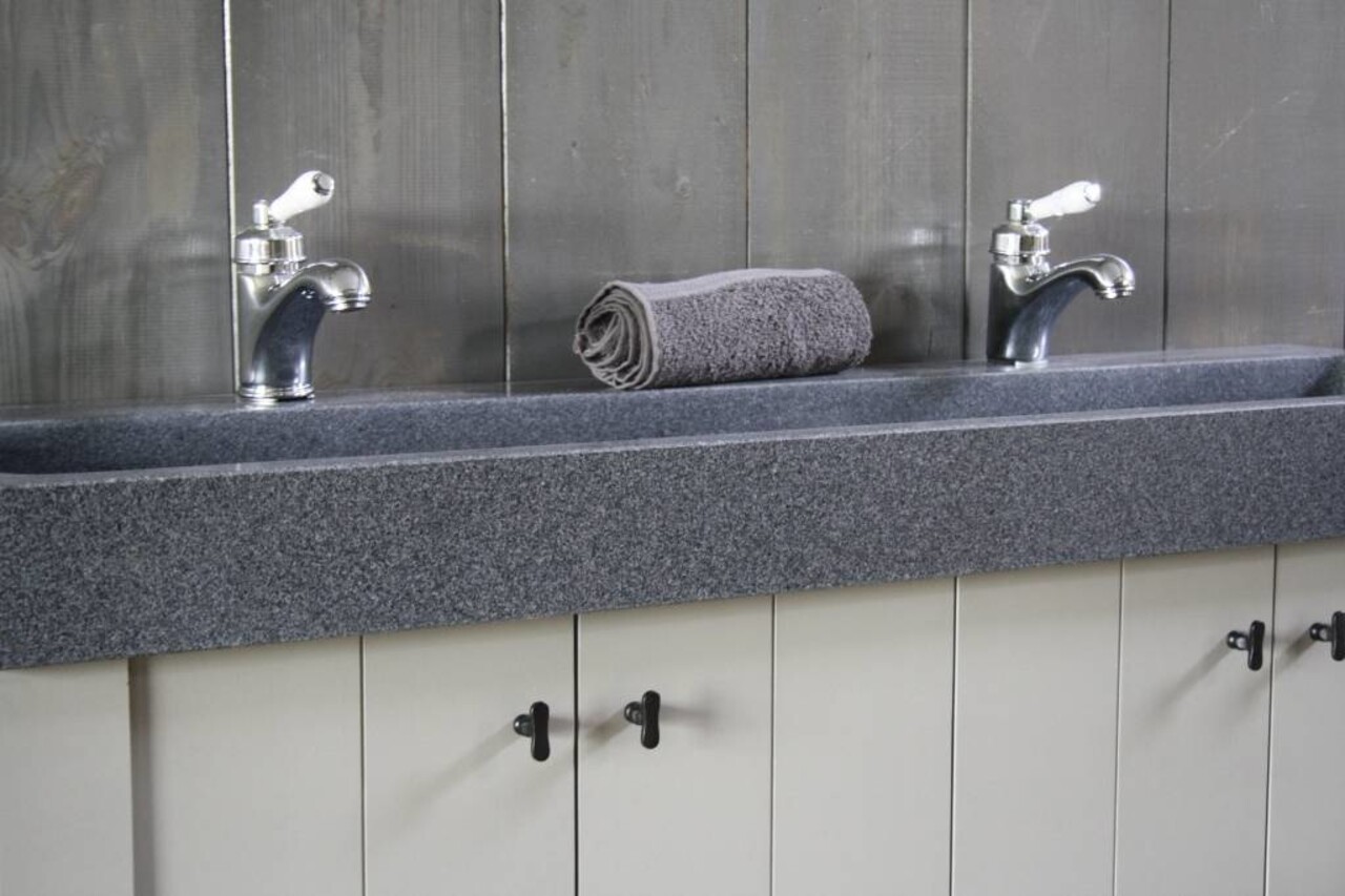 Landelijk badkamermeubel Dieke grijs met dubbele spoelbak graniet 140 cm Landelijk badkamermeubel Dieke grijs met dubbele spoelbak graniet 140 cm