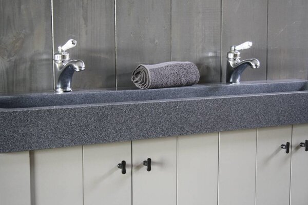 Landelijk badkamermeubel Dieke grijs met dubbele spoelbak graniet 140 cm Landelijk badkamermeubel Dieke grijs met dubbele spoelbak graniet 140 cm