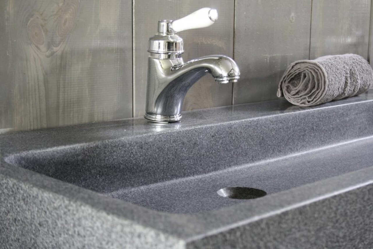 Landelijk badkamermeubel Dieke grijs met dubbele spoelbak graniet 140 cm Landelijk badkamermeubel Dieke grijs met dubbele spoelbak graniet 140 cm