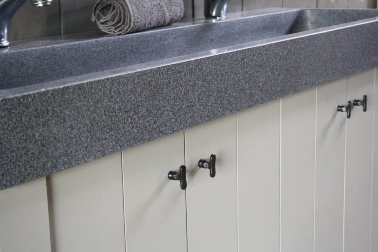 Landelijk badkamermeubel Dieke grijs met dubbele spoelbak graniet 140 cm Landelijk badkamermeubel Dieke grijs met dubbele spoelbak graniet 140 cm