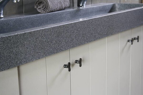 Landelijk badkamermeubel Dieke grijs met dubbele spoelbak graniet 140 cm Landelijk badkamermeubel Dieke grijs met dubbele spoelbak graniet 140 cm