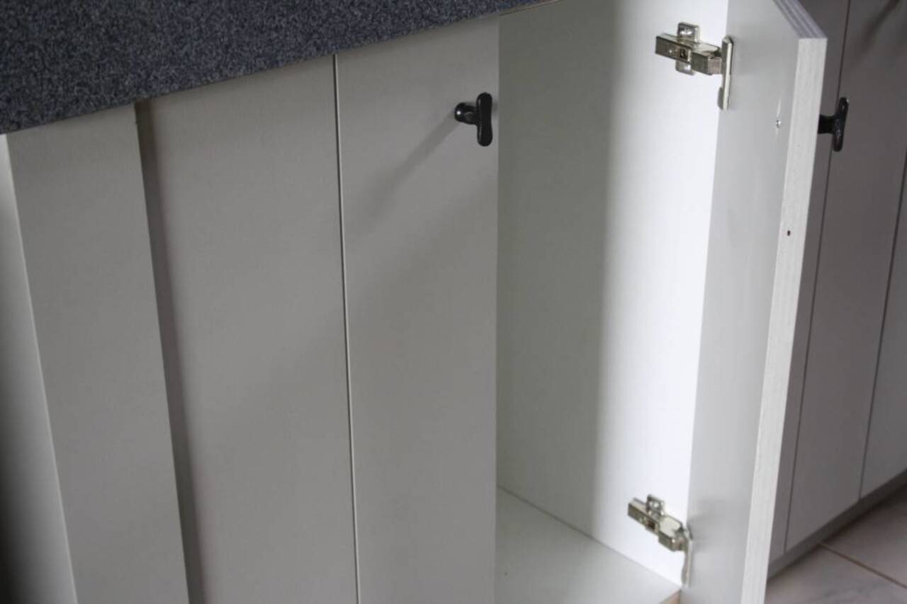 Landelijk badkamermeubel Dieke grijs met dubbele spoelbak graniet 140 cm Landelijk badkamermeubel Dieke grijs met dubbele spoelbak graniet 140 cm