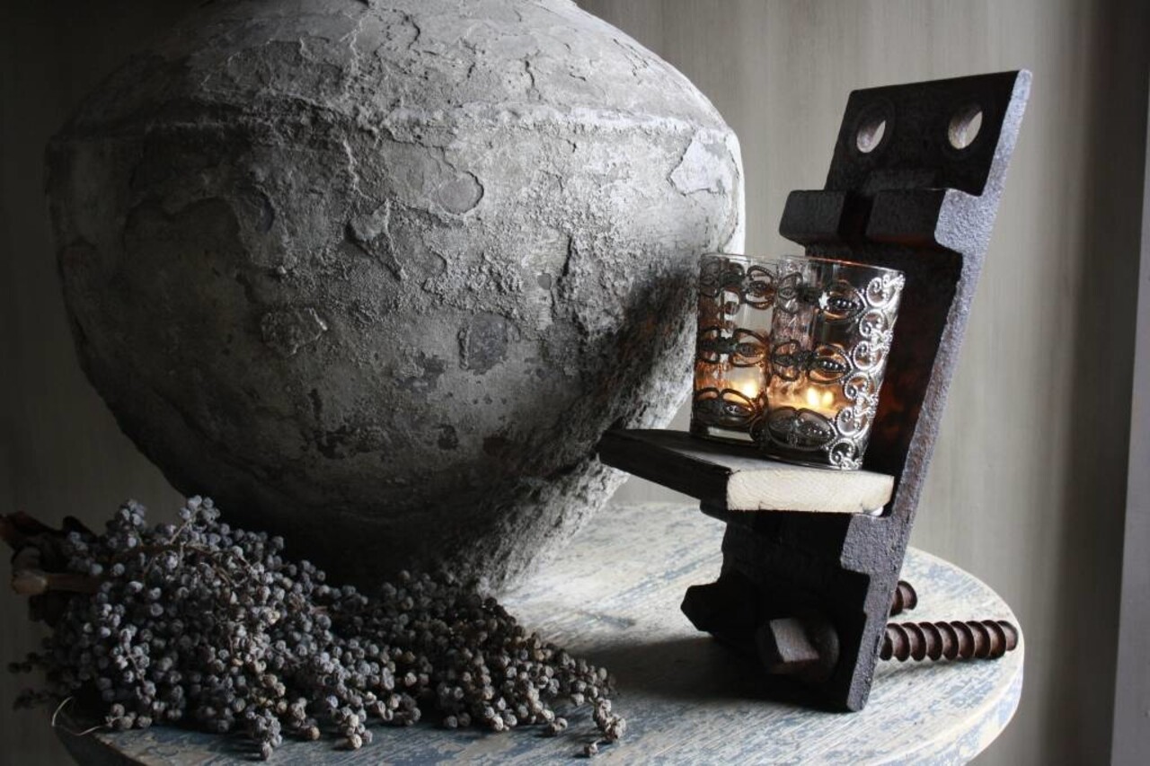 Geroest spoorijzer met oud houten plankje 37 cm Geroest spoorijzer met oud houten plankje 37 cm