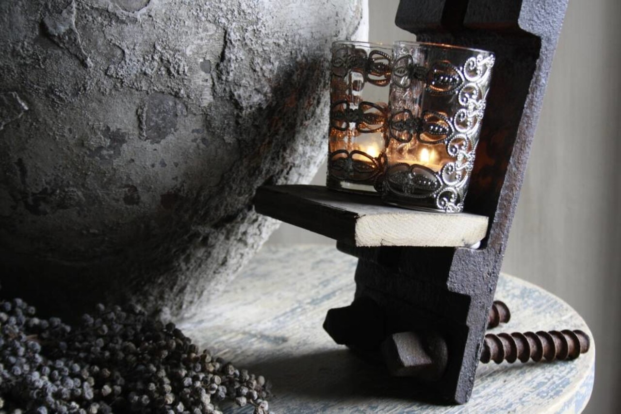 Geroest spoorijzer met oud houten plankje 37 cm Geroest spoorijzer met oud houten plankje 37 cm