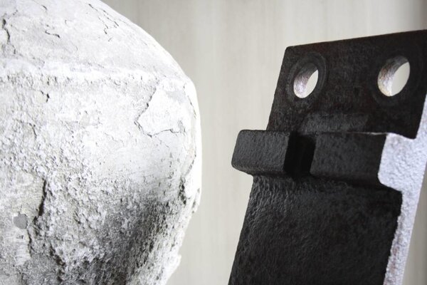 Geroest spoorijzer met oud houten plankje 37 cm Geroest spoorijzer met oud houten plankje 37 cm