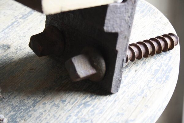 Geroest spoorijzer met oud houten plankje 37 cm Geroest spoorijzer met oud houten plankje 37 cm