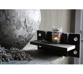 Geroest spoorijzer met oud houten plankje 37 cm Geroest spoorijzer met oud houten plankje 37 cm