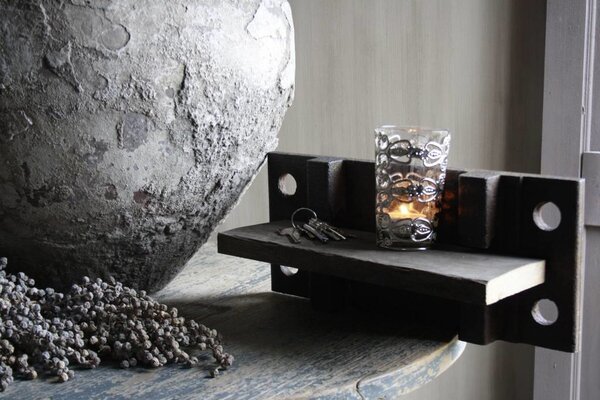 Geroest spoorijzer met oud houten plankje 37 cm Geroest spoorijzer met oud houten plankje 37 cm